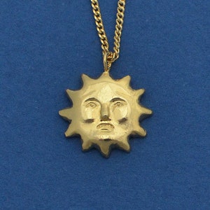 Droevige zon. Gouden ketting.