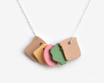 Collier sandwich, argent, porcelaine colorée. Food jewel, nourriture