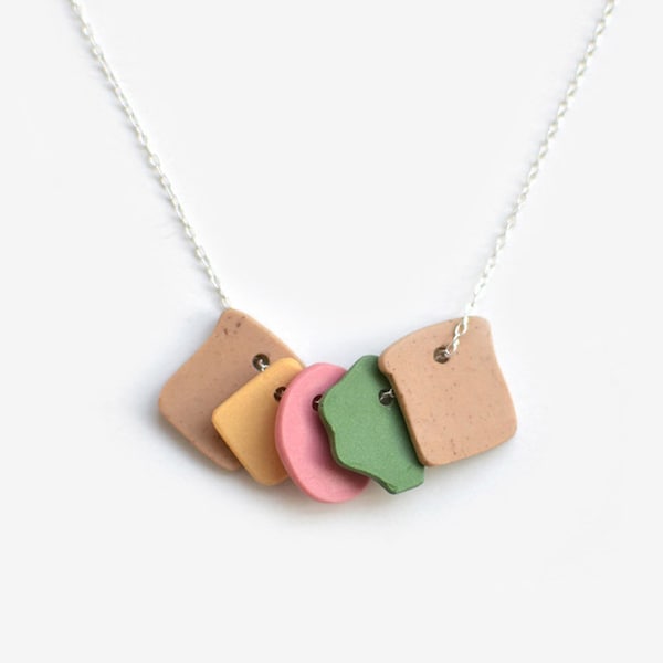 Collier sandwich, argent, porcelaine colorée. Food jewel, nourriture