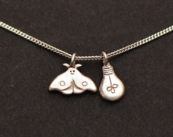 Papillon de nuit et lampe. Collier double pendentifs. Argent ou laiton doré