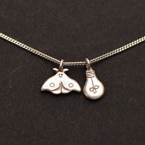 Papillon de nuit et lampe. Collier double pendentifs. Argent ou laiton doré