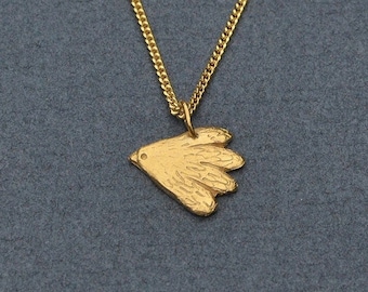 Oiseau avec plein d'ailes. Collier pendentif doré