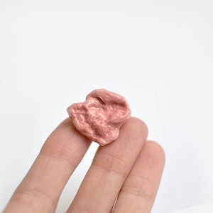Chewing gum pins, pink porcelain. Bubble gum food jewel. Candies sweets fake food zdjęcie 4