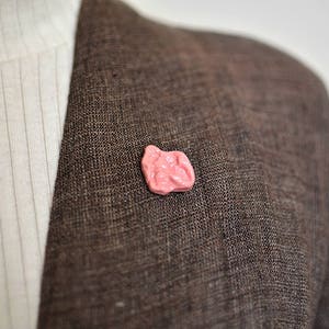 Chewing gum pins, pink porcelain. Bubble gum food jewel. Candies sweets fake food zdjęcie 6