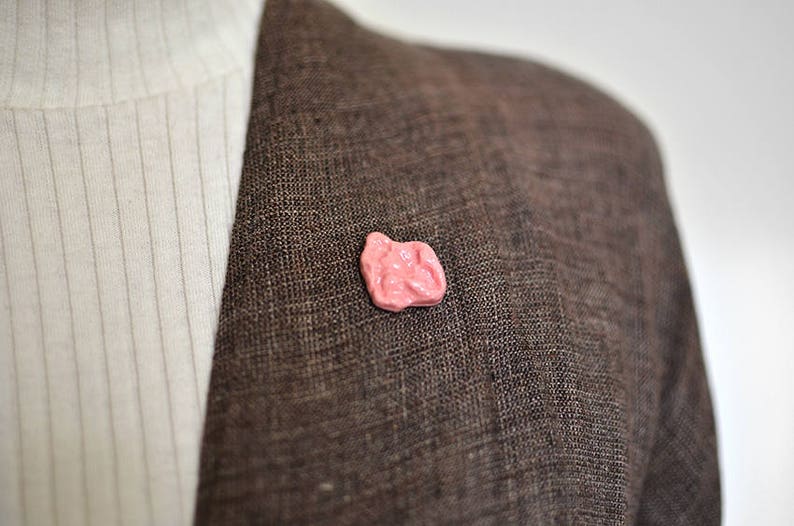 Chewing gum pins, pink porcelain. Bubble gum food jewel. Candies sweets fake food zdjęcie 6