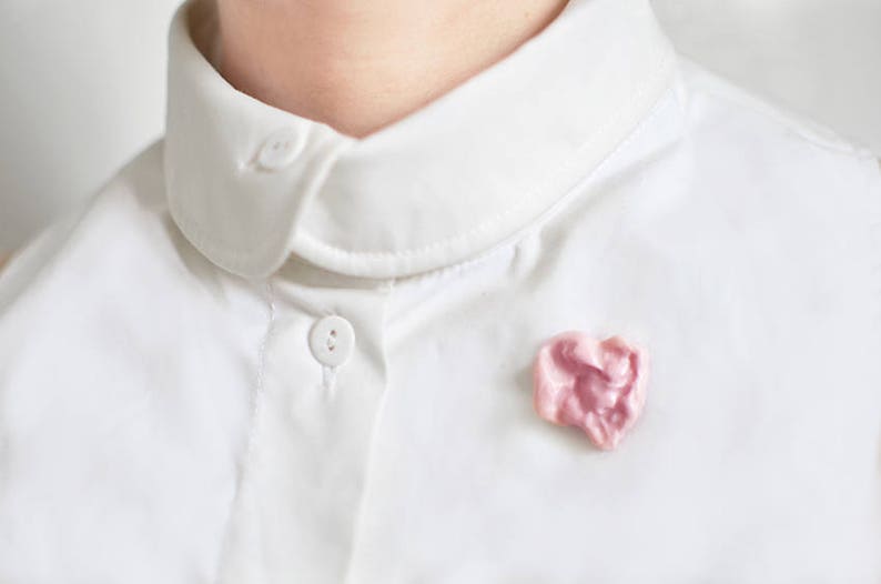 Chewing gum pins, pink porcelain. Bubble gum food jewel. Candies sweets fake food zdjęcie 1