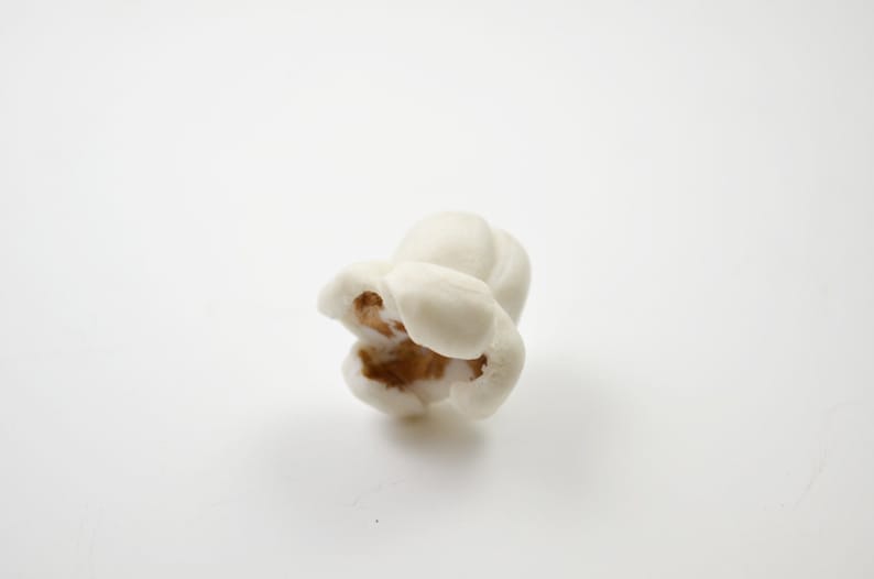 Pin's Pop corn. Broche porcelaine céramique blanche image 2