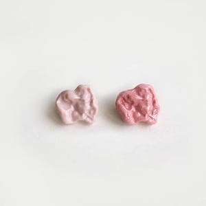 Chewing gum pins, pink porcelain. Bubble gum food jewel. Candies sweets fake food zdjęcie 2