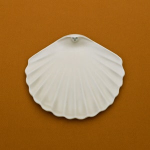Shell. Trinket dish in porcelain image 1