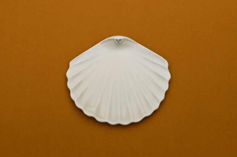 Shell. Trinket dish in porcelain image 1