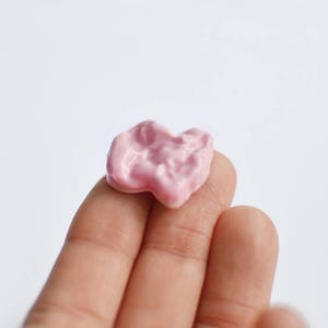 Chewing gum pins, pink porcelain. Bubble gum food jewel. Candies sweets fake food zdjęcie 3