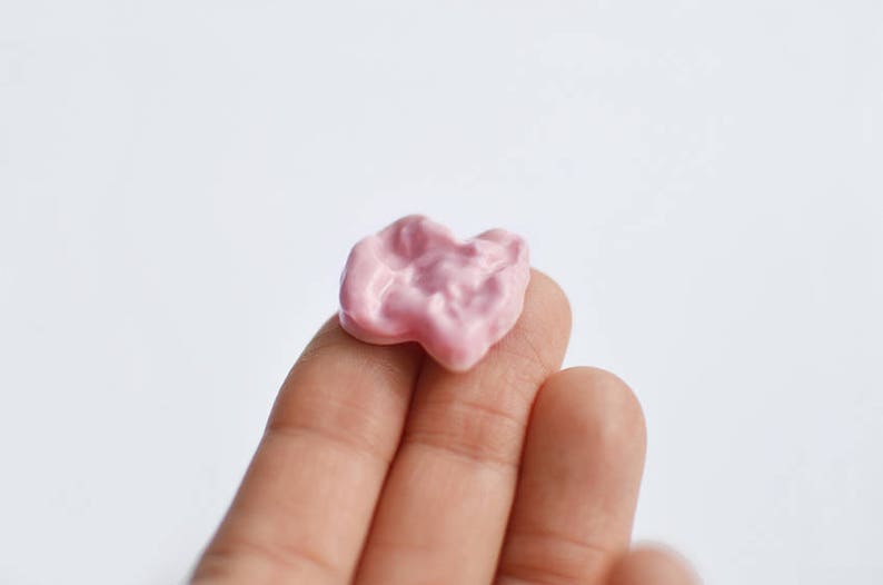 Chewing gum pins, pink porcelain. Bubble gum food jewel. Candies sweets fake food zdjęcie 3