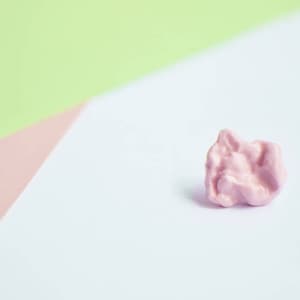 Chewing gum pins, pink porcelain. Bubble gum food jewel. Candies sweets fake food zdjęcie 7