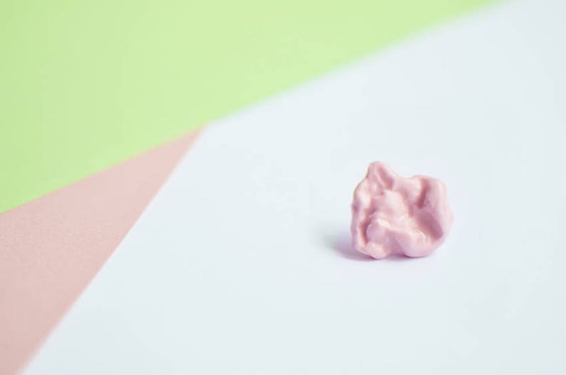 Chewing gum pins, pink porcelain. Bubble gum food jewel. Candies sweets fake food zdjęcie 7