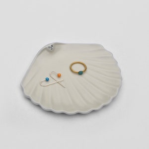 Shell. Trinket dish in porcelain image 3