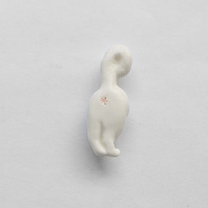 Chat queue. Broche blanche en porcelaine image 5