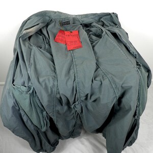 May include: A green cotton jacket with a red tag that says "Voyage" and "Art.604".