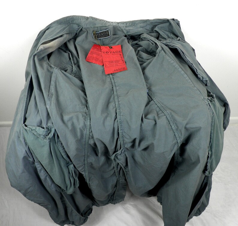 May include: A green cotton jacket with a red tag that says "Voyage" and "Art.604".