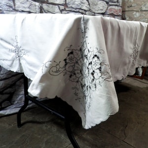 Mantel rectangular de los años 30, color blanco crema, con bordado floral y calado, bordes festoneados, 62,5 x 46 pulgadas. Ideal para ocasiones especiales.