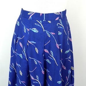 Saia midi de algodão floral azul vibrante Liberty dos anos 80 da Thomas e Jonathon, tamanho P, Reino Unido, 10-12, fabricada na Inglaterra, estilo country clássico