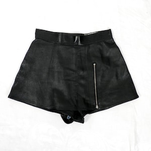Ungetragene schwarze Vanderwilt Leder kurze Shorts mit Rockklappe von Marianne Vanderwilt Größe XS UK 8 EU 36 Boho Art Punk Catwalk