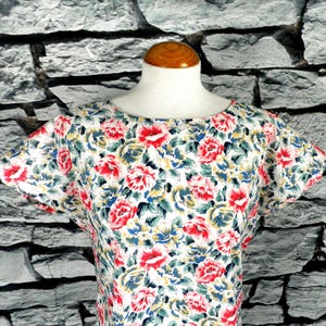 Blusa de manga curta de algodão Tana Lawn com estampa floral de rosas vermelhas da década de 1980 da Thomas and Jonathon, tamanho P, Reino Unido, 12, estilo Boho clássico