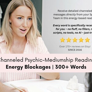 Puede incluir: Una mujer con una camisa a rayas rosas está sentada a una mesa, sosteniendo un bolígrafo. El texto en la imagen dice "Channeled Psychic-Mediumship Reading Energy Blockages | 300+ Words". Texto adicional dice "Over 170+ reviews on Etsy! SINCE 2016".