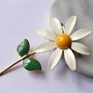 Cute Enamel Black with Gold Tone Accents Flower Lime Green Leaves Pin Brooch Daisy