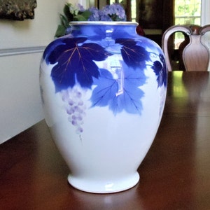 ChocolatFlea Ornate Blue Grapes and Leaf Pattern Flower Vase Floral Display Blue Butterflies Vintage Ceramic BLUE and WHITE VASE
