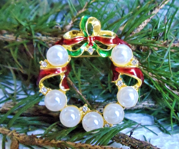 Christmas Wreath Brooch Vintage Wreath with Ornaments Pin Vintage Gold Christmas Wreath Pin Vintage Christmas Pin