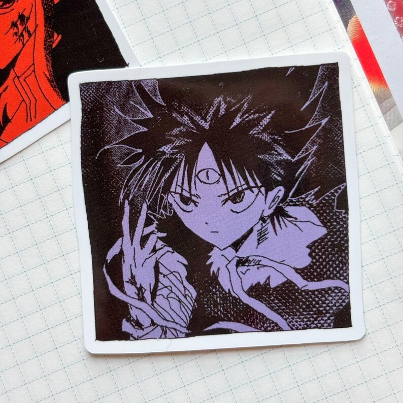 Puede incluir: Pegatina cuadrada con un personaje de anime morado y negro con pelo puntiagudo y un tercer ojo. El personaje tiene una expresi&oacute;n seria y hace un gesto con la mano. La pegatina tiene un borde blanco.