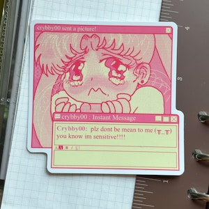 Könnte beinhalten: Ein rosa-gelber Aufkleber mit einer weinenden Anime-Figur. Der Aufkleber enthält den Text "crybby00 sent a picture!" und "Crybby00: plz dont be mean to me (ㅠㅠ) you know im sensitive!!!!"