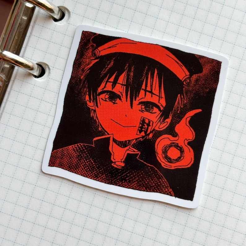 Puede incluir: Una pegatina roja y negra con un personaje de estilo anime. El personaje tiene cabello negro, una diadema roja y un parche en la mejilla. Un dise&ntilde;o de llama roja est&aacute; a la derecha. La pegatina est&aacute; sobre papel blanco rayado.