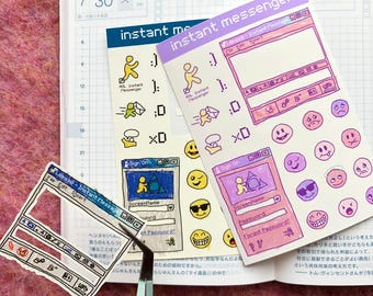 Puede incluir: Un conjunto de tres pegatinas con un diseño retro de interfaz de computadora. Las pegatinas son de color rosa, morado y azul con un contorno blanco. Las pegatinas presentan una ventana de computadora con el texto "Instant Messenger" y una variedad de emoticonos.