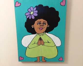 Può includere: Un dipinto di una donna con un fiore nei capelli, vestita con un abito verde e ali d'angelo. Sta pregando con le mani giunte. Lo sfondo è di colore blu turchese con cuori rosa.