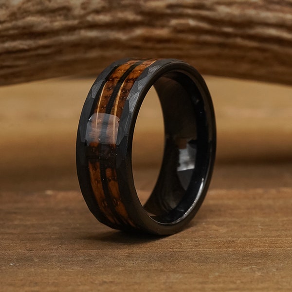 The Gatlinburg | Men's 8mm Black Hammered Edge Dark Whiskey Barrel & Guitar String Wedding Band