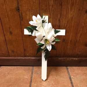 Croix de cimetière - fleurs du cimetière - décoration funéraire - Pâques - Fête des mères - printemps - pierre tombale - pierre tombale - pierre tombale - cône de vase -