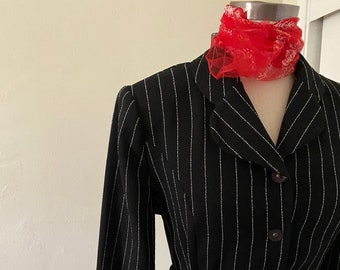 vintage 80s Vertical Striped Cropped Polyester Blazer; Chemisier rayé noir et blanc des années 70 avec Peter Pan Collar Medium