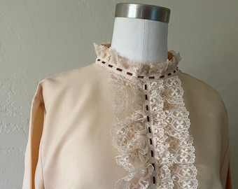 Blusa victoriana de manga larga color crema de los años 70 con jabot y cuello con volantes, blusa victoriana Mister Linney de los años 70 con cuello chimenea y detalle de encaje