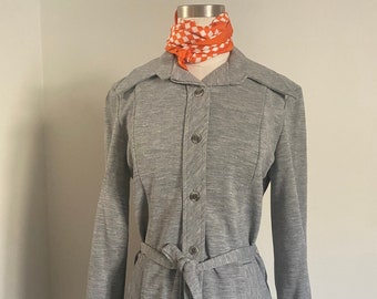 Conjunto de minivestido túnica gris jaspeado vintage de los años 70 y pantalón a juego con pantalones acampanados y blusa a juego; conjunto de combinación liso poco común de los años 70 M