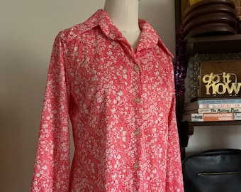 Vintage 60er Jahre psychedelische Langarm Bluse mit dramatischem Kragen; Vintage 70er Jahre Polyester Frühling Daisy Floral Rosa und Weiß Bluse M