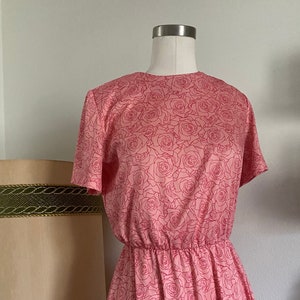 Vintage 80s Coral Rose Print Dress with Short Sleeves and Pleated Skirt; 80s  Fit and Flare Pleated Floral Dress; Medium to Large