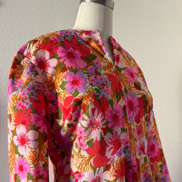 Vintage 60er Jahre Psychedelic Day Glo Daisy Maxi Kleid Abstrakt Floral ; 60s Electric Hawaiian Bold Spring Floral Kleid mit Stehkragen L