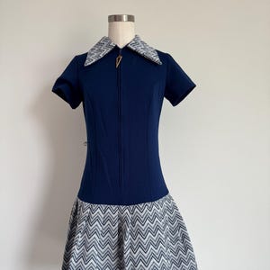 Vintage 60er Jahre Mod Chevro Mini Dropwaist Kurzarm Kleid Navy Blau Weiß; 70er Jahre Dolch Kragen Kleid Faltenrock; 60er Jahre Babypuppe