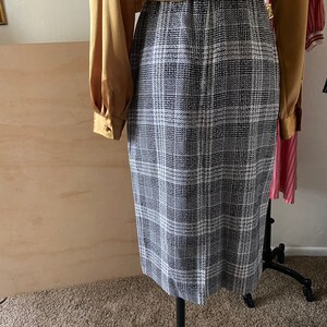 Vintage 80s Houndstooth High Waisted Checkered Wool Plaid Skirt 70s Mod Fall Checkered High Waisted Midi Skirt S image 3