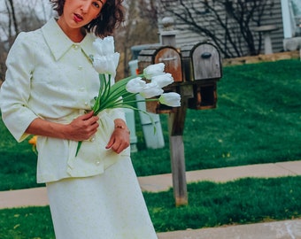 costume de loisirs Daisy Mod vintage des années 60 ; Ensemble assorti jaune pâle et blanc avec chemisier et jupe ; Ensemble de costume coordonné des années 60
