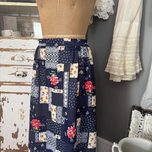 Vintage 70er Jahre Retro Boho Rock mit originellem Muster; 70er Jahre Prärie Rock Patchwork Print; 70er Jahre Boho Femininer Daisy Maxi Rock M L