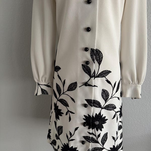 Vestido vintage estilo Mod dos anos 60 com estampa de margaridas bordadas; Vestido floral preto e branco estilo Mod dos anos 60; Audrey Hepburn Twiggy L