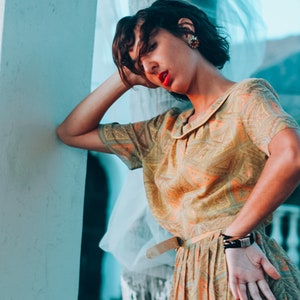 Vintage 50s Bohemian Batik Print Dress Short Sleeves and Pleated Skirt; 50s Fit &Flare Betty Hartford Paisley Dress Peter Pan Collar; M L