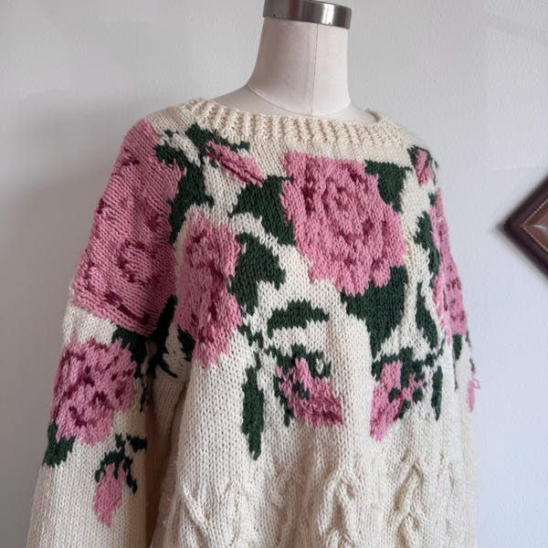 Klasyczny sweter z dzianiny wiosennej w stylu lat 80., kremowy, warkoczowy, dopasowany, z motywem róż i kwiatów; Kremowy, dzianinowy sweter oversize z lat 90., długi, luźny